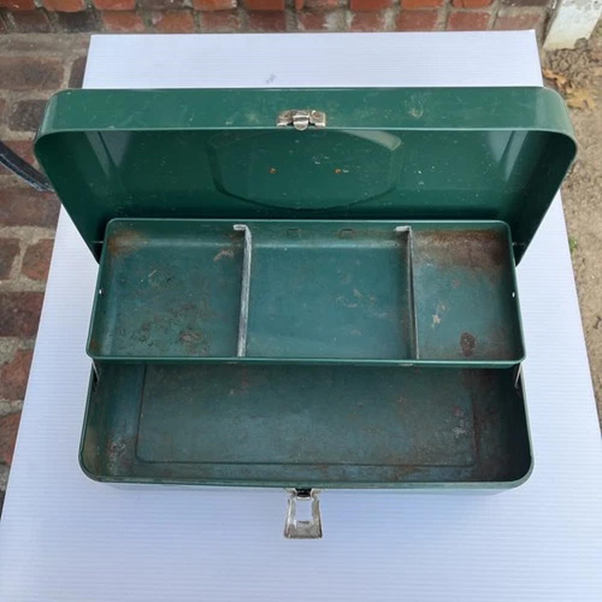 Vintage Victor Fishing 13 Green Metal Tackle Box Atco Lititz PA.
